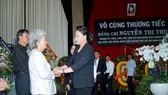 Chủ tịch Quốc hội Nguyễn Thị Kim Ngân chia buồn cùng gia đình đồng chí Nguyễn Thị Thu. Ảnh: HOÀNG HÙNG