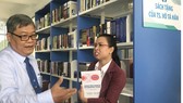 Tiến sĩ kiều bào Mỹ tặng sách trị giá 150.000 USD cho sinh viên bách khoa