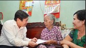Chủ tịch UBND TPHCM Nguyễn Thành Phong thăm gia đình chính sách