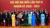 Ông Nguyễn Hồ Hải, Ủy viên Ban Thường vụ Thành uỷ, Trưởng Ban Tổ chức Thành uỷ tặng hoa và chụp ảnh lưu niệm cùng Ban Chấp hành Đảng bộ Khối Dân - Chính - Đảng TPHCM, nhiệm kỳ 2020-2025. Ảnh: HOÀNG HÙNG