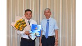 Phó Chủ tịch UBND TPHCM Võ Văn Hoan trao quyết định cho đồng chí Đặng Phú Thành. Ảnh: VIỆT DŨNG