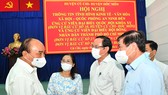 Chủ tịch nước Nguyễn Xuân Phúc trao đổi cùng các đồng chí lãnh đạo TPHCM tại hội nghị. Ảnh: VIỆT DŨNG