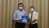 Phó Chủ tịch UBND TPHCM Võ Văn Hoan trao quyết định điều động ông Lê Hồng Sơn tới nhận công tác tại Thành ủy TPHCM 