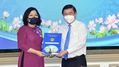 Chủ tịch UBND TPHCM Nguyễn Thành Phong bổ nhiệm 61 lãnh đạo UBND 16 quận  ​