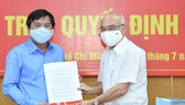 Trưởng Ban Tuyên Giáo Thành ủy TPHCM Phan Nguyễn Như Khuê trao quyết định cho đồng chí Tăng Hữu Phong. Ảnh: VIỆT DŨNG
