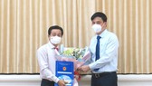 Phó Chủ tịch UBND TPHCM Lê Hòa Bình trao quyết định nhân sự tới ông Nguyễn Thanh Bình
