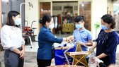 Chủ tịch HĐND TPHCM Nguyễn Thị Lệ thăm, động viên trẻ em mồ côi vì Covid-19