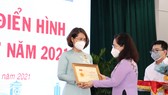 19 đảng viên nhận Huy hiệu Đảng nhân kỷ niệm Cách mạng Tháng 10 Nga