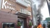 Chiếc xe ô tô bốc cháy dữ dội trước khách sạn Khánh Đăng