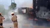Container bất ngờ bốc cháy dữ dội trên cao tốc