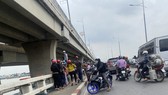 Một phụ nữ để lại xe máy trên cầu Hóa An rồi nhảy xuống sông mất tích