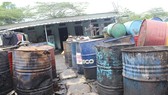Các thùng phuy chất thải để lộ thiên gây ô nhiễm môi trường
