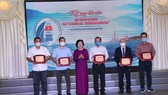 Đồng chí Trương Mỹ Hoa trao chứng nhận hội viên cho 5 tập thể