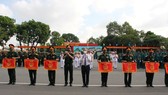 Trung tướng Nguyễn Văn Nam, Tư lệnh Bộ Tư lệnh TPHCM và Phó Chủ tịch UBNDTPHCM Ngô Minh Châu trao cờ lưu niệm cho các đơn vị tham dự hội thao