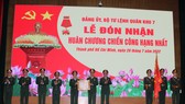 Thượng tướng Võ Minh Lương trao Huân chương Chiến công hạng Nhất cho Lực lượng vũ trang Quân khu 7