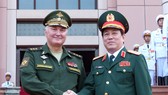 Đại tướng Lương Cường và Thượng tướng A.V Kartapolov tại lễ đón. Ảnh T.B