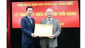 Trao tặng Huy hiệu 60 năm tuổi Đảng cho nguyên Bí thư Thành ủy Hà Nội Lê Xuân Tùng