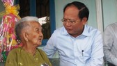 Mr. Cang wishes Vietnamese Heroic Mother Tran Thi Du health (Photo: SGGP)