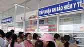 Insured patients are queuing in front of booth in hospitals (Photo: SGGP)