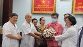 Doctors of Cho Ray present flower to the man on the day he is discharged (Photo: SGGP)