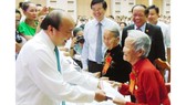 PM Nguyen Xuan Phuc presents gifts to relatives of martyrs (PHoto: SGGP)