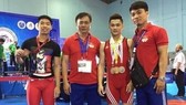 Some members of the Vietnamese weightlifting team and the coach (Photo: baomoi.com)    