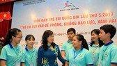 Deputy Minister of Labour, Invalids and Social Affairs Dao Hong Lan and children at the fifth National Children’s Forum (Photo: baodansinh.vn)