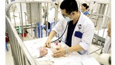 A medical worker is treating a neonate with respiratory problem (Photo: SGGP)