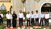 Secretary of the Ho Chi Minh City (third from left) Party Committee Nguyen Thien Nhan visits the Congregation of the Holy Cross Lovers of Thu Thiem in District 2 (Source: https://nld.com.vn)