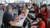 Passengers register at Jetstar Pacific's booth (Photo: SGGP)