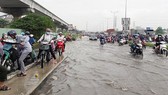 Hanoi Highway (near Rach Chiec Bridge) in serious flooding condition after light rain. Photo by D.T