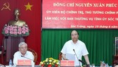 Prime Minister Nguyen Xuan Phuc (standing) speaks at the working session with leaders of Soc Trang province (Photo: VNA)