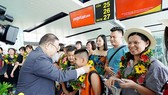 First passengers of the flight receive gifts from Vietjet Air (Photo: Courtesy of Vietjet Air)