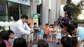 A medical worker is guiding kids of the condominium to wash hand properly (Photo: SGGP)