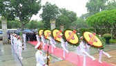 Leaders and former leaders laid wreaths at the Monument for Heroic Martyrs in Hanoi. (Source: VNA)