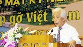 Professor Tran Thanh Van, Chairman of the Rencontres du Vietnam, is delivering his speech at the anniversary