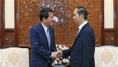 President Tran Dai Quang (R) receives visiting Vietnam-Japan and Japan-Vietnam Special Ambassador Ryotaro Sugi (Photo: VNA)