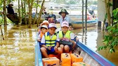 Gov't provide boats to take students to schools in flood season 