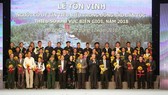 Outstanding figures of border ethnic minority communities are honoured on stage (Photo: VNA)