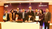The agreement signing ceremony between Viettel and Microsoft. Photo by D.L