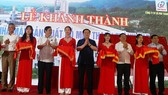 Deputy Prime Minister Vuong Dinh Hue (centre) and other officials at the inauguration ceremony of the MDF factory in Vu Quang district, Ha Tinh province, on April 21 (Photo: VNA)