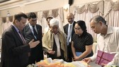 Dr. Bimal Mawandia (L), chairman of the Indian Silk Export Promotion Council, introduces Indian silk products to representatives of Vietnamese businesses at the Buyer-Seller Meet. (Photo: VNA)