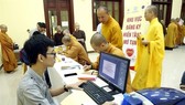 Buddhist monks and nuns from the Vietnam Buddhist Academy in Soc Son Distric in Hanoi register for organ donation. — VNA/VNS Photo