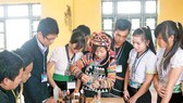 Ethnic minority students in northern mountainous Cao Bằng Province conduct a science experiment. — VNA/VNS Photo  