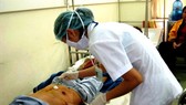 A medical worker is providing treatment to a patient after operation (Photo: SGGP)