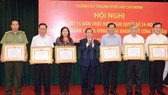 Permanent Vice Chairman Dieu K're gives certificates of merit to individuals who have done their task well (Photo: SGGP)