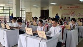 Students of Hanoi-based Amsterdam school for the Gifted register for the competition (Photo: SGGP)
