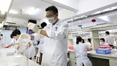 Nguyen Tat Thanh University is creating instant hand sanitizer. (Photo: SGGP)