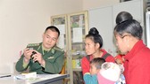 A military doctor from Phieng Pan border station in Sơn La Province instructs the local people on how to use medicine. — VNA/VNS Photo