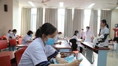 Students of HCMC University of Medicine and Pharmacy strictly observe protection rules when coming to school. (Photo: SGGP)